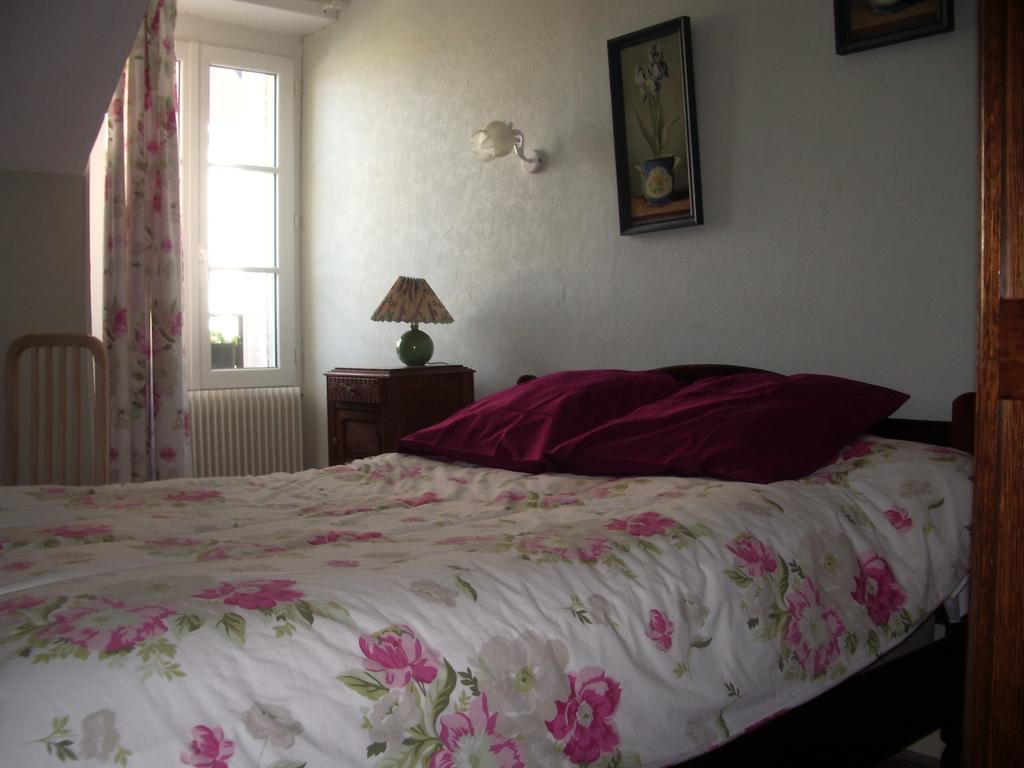 Bed and Breakfast Les Glycines à Plaimpied-Givaudins Extérieur photo