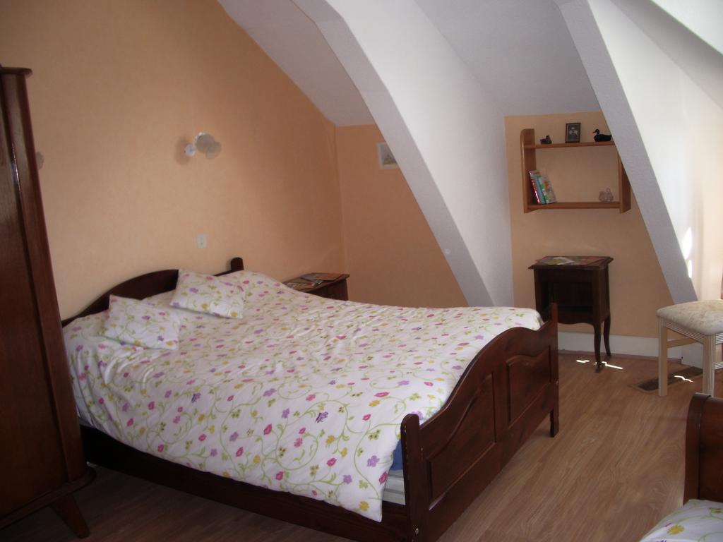 Bed and Breakfast Les Glycines à Plaimpied-Givaudins Extérieur photo